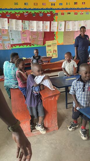 Wir versuchen viele Kleidungsstücke zu zeigen—vielleicht erkennt der eine oder andere seine Spenden-an dieser Stelle