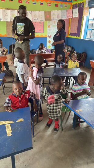 Leider ist es uns nicht gelungen, bei der Vielzahl von Spenden jedes einzelne Kleidungsstück, Heft oder Stift zu fotografieren. Aber jedes Kind hat etwas erhalten.