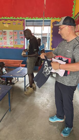 Thomas nimmt Maß und verteilt an die Kleinen.