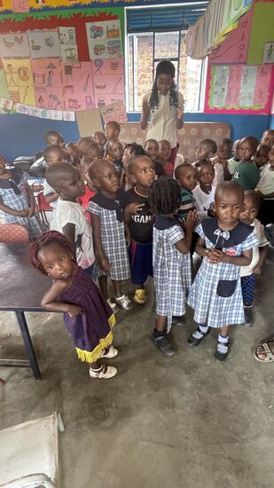 Natürlich bekommen die Lehrerinnen auch etwas