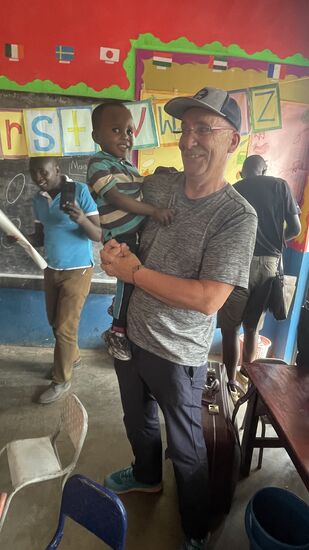 Dieser kleine Bursche schmiegte sich direkt an Thomas, hatte überhaupt keine Angst vorm weißen Mann und ließ sich gerne auf den Arm nehmen.