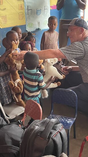 Stofftiere sind der absolute Renner! Wir haben bestimmt 50 bis 60 Stofftiere verteilt und hätten noch einmal so viel an die Kleinen geben können.