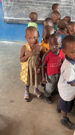 Viele der Kinder sind Waisen bzw. Halbwaisen. Häufig sind die Väter ums Leben gekommen. Wilderer in der Region nehmen keine Rücksicht auf Menschenleben.
Glücklicherweise nehmen Familien die Kinder auch auf, wenn beide Eltern verstorben sind. Obwohl sie selbst kaum etwas zum Leben haben. Das Waisenhaus hat halt nur beschränkte Mittel. Eigentlich fehlt es an allem. Sei es Geld für die Gehälter der Lehrer (die einmal im Jahr bezahlt werden und umgerechnet 200 USD pro Monat bekommen), Geld für den Bau von Gebäuden und Toiletten, Geld für Nahrung, etc.