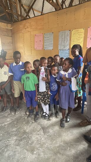 Auf einer Tafel stehen die Namen aller Kinder, die Heute anwesend sind. Thomas tippt auf mehrere beliebige Namen und ruft den Namen in die Klasse. Wie groß ist die Freude bei den Kindern. Und wenn das entsprechende Kleidungsstück gar nicht passt, geben es die Kinder freiwillig an ein anderes Kind. Am Ende haben aber alle Kinder etwas erhalten.