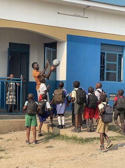 Dann haben wir noch 2 Fußbälle, die auch wieder große Begeisterung auslösen.
Damit wird jetzt erstmal ausgiebig gespielt.