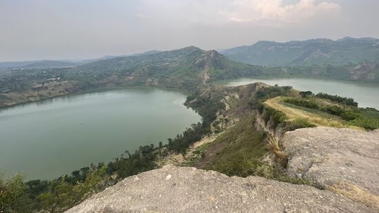 Ein paar Schritte weiter bietet sich dieser herrliche Ausblick auf die beiden Kraterseen „Lake Mirambi“ und „Lake Katinda“