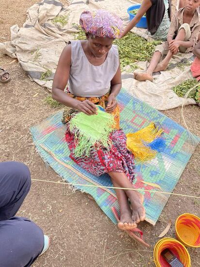 Die Frauen sitzen jeden Nachmittag und Abend nach ihrer eigentlichen Arbeit vor ihren Häusern und produzieren Körbe. Ein Korb zu flechten, dauert eine Woche und kostet umgerechnet 5 EURO. Der Erlös geht an das Waisenhaus. Die Frauen arbeiten ehrenamtlich.