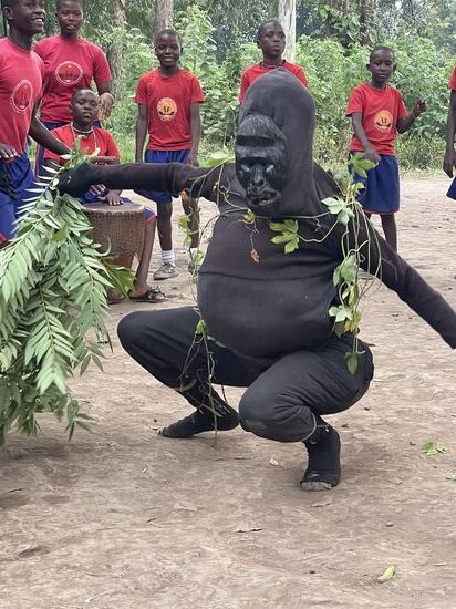 Ein Gorilla gehört ebenfalls der Gruppe an.