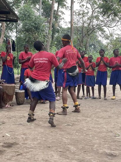 Schön anzuschauen und rührend, mit welcher Hingabe die Kinder und Jugendlichen für uns tanzen und singen.