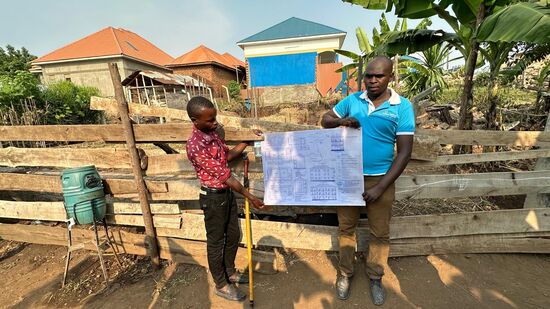 Edison zeigt uns stolz die Baupläne—die Summe von 120.000 US$ soll über Spenden finanziert werden. Thomas entschließt sich spontan, sich zu beteiligen.
Er bzw. wir möchten, dass die Arbeiten weitergehen und die Kinder zur Schule dürfen. Mit dem Geld von Thomas kann sofort entsprechendes Material und auch die Arbeiter bezahlt werden und die Bauarbeiten gehen weiter.
Es war der Wunsch von Edison, dass wir bald wieder kommen und wir haben zugesagt, dass wir in zwei Jahren wiederkommen und uns den Fortschritt bzw. das Ergebnis anschauen wollen.
Wenn jemand aus der Leserschaft auch spenden möchte, kann er sich gerne mit uns in Verbindung setzen und wir stellen den Kontakt her.
Das Waisenhaus ist in Uganda als gemeinnützig anerkannt und steht unter staatlicher Kontrolle. Obwohl kein Geld fließt. Die Mittel kommen aber direkt beim Waisenhaus an und gehen nicht durch die Hände der Regierung.