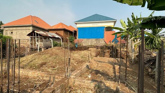 Hier-hinter der Schule, soll ein weiteres Schulgebäude mit ca 7 Klassenräumen entstehen. Zurzeit ruhen die Arbeiten - es fehlt an Geld. Vom Staat gibt es nichts. Edison sagt, dass sie weitere 200 Kinder aufnehmen möchten, die zurzeit in keine Schule gehen können.