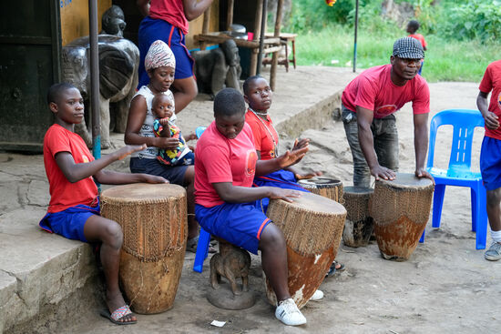 Zurück beim Waisenhaus empfängt uns eine Tanz- und Gesangsgruppe - Kinder des Waisenhauses als auch Kinder aus dem Dorf, die gerne traditionelle Tänze darbieten.