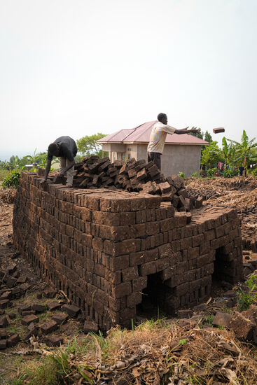 Hier sehen wir den Bau eines sogenannten "Bricks-Oven" - das Brennen von Ziegeln