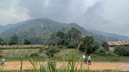 Nach einer guten Stunde holpriger Fahrt erreichen wir die Kommune , die über 800.000 Einwohner hat. Man muss sich das über eine Fläche mal vorstellen—denn Hochhäuser gibt es hier nicht 