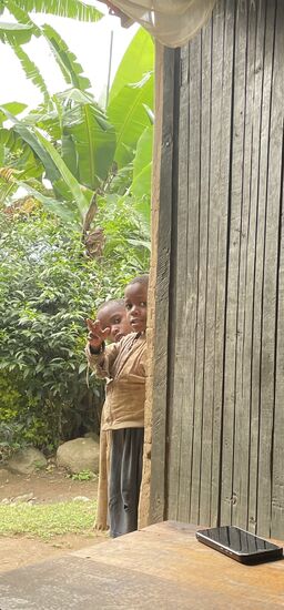 Seine Kinder kommen neugierig um zu sehen wer da zu Besuch ist—