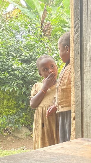 Scheu lauschen sie der Geschichte..