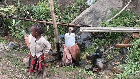 Unter anderem eine Plastikpuppe aus alten Flaschen und Plastikmüll, die durch das Wasser zum rhythmischen Tanz angetrieben wird—