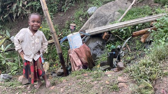 Das kleine Mädel tanzt für uns im gleichen Takt—natürlich ist auch hier eine Geldbox aufgebaut, die aber leer ist, da es hier kaum Besucher gibt