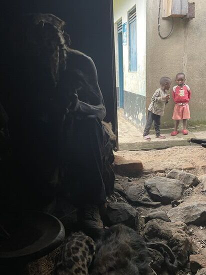 Auch hier wieder neugierige Kinder vor der Tür…