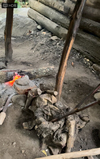 Ganz interessant auch hier wieder die Blasebalg-Konstruktion, die das Feuer am Leben erhält