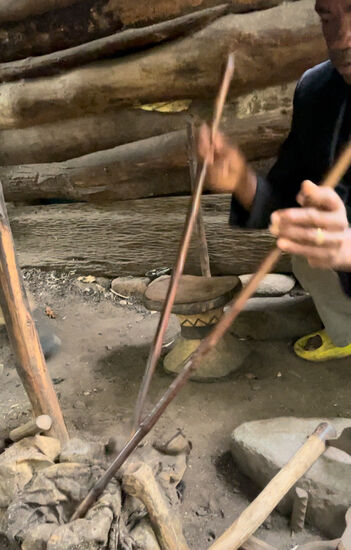 2 Blasebälge aus Tierhaut müssen per Hand mit Stöckern auf und nieder bewegt werden. Wir wechseln uns damit ab…