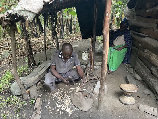 Zum Schluß noch verziert und dann dürfen wir ihn auch kaufen.