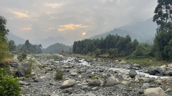 Blick zur Seite in Richtung Berge und „Weißmann“ ich denke wieder an die Beiden oben in den Bergen—heute kam keine Nachricht.
Das kann ein gutes Zeichen sein, denn dann sind sie weiter hinauf, wo es keinen Empfang gibt….