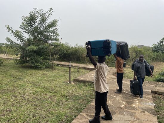 ….aber der Junge knabbert gerade die Büsche ab und versperrt somit den Weg zu unserem Cottage