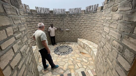 Samuel erklärt uns sehr wichtig die Funktion der Dusche und der Lichtschalter -Die Aussendusche ist riesig und megatoll!