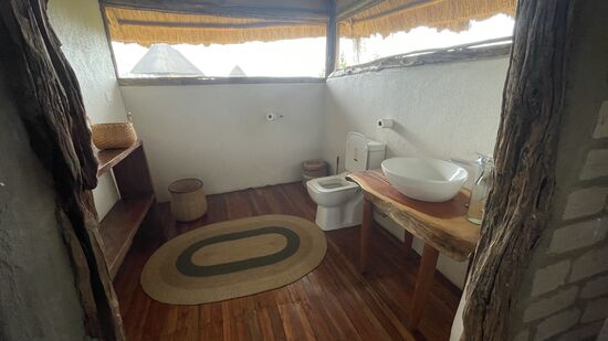 Und einen separaten Wasch- und Toilettenraum—alle Räume besitzen reichlich Fenster