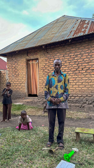 Dies ist der ehemalige Wilderer, der vor einigen Jahren reformiert wurde. Vor etwa 10 Jahren artete die Wilderei im Nationalpark aus und die Regierung unterstütze eine Organisation, die sich berufen sah, ehemalige Wilderer zu reformieren und aus der Wildnis in die Zivilisation umzusiedeln und ihnen entsprechende Arbeit vermittelten. Die Organisation heißt „RPA Kyambura Area“ - Reforming Poarcher Association. Sie wird aus den Eintrittsgeldern des Nationalparks finanziert. 2% fließen ihnen zu. Mit diesem Geld unterstützen sie die „aussteigewilligen“ Wilderer in Form von Landpachtung, Hausbau und Ackeranbau.. Über Jahrhunderte lebte dieser Stamm hier in dieser Region von der Wilderei. Entsprechend schwierig war es auch, diese davon abzubringen. Bisher konnten in den letzten 10 Jahren 30 „Poacher“ reformiert und umgesiedelt werden, Aber es gibt immer noch vereinzelt Wilderer, die im NP ihr Unwesen treiben.