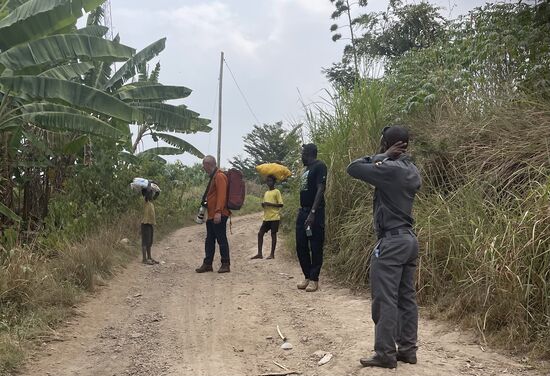 Unterwegs treffen wir 2 schwer beladene junge Männer, die gern ein Haribo von mir annehmen und sich dafür 1000x bedanken
