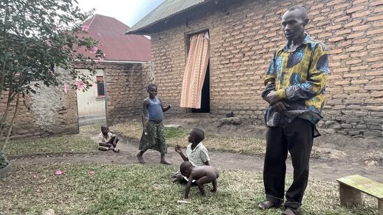 Unser „Wilderer“ ist ein angenehmer Gesprächspartner, der jedoch kein Wort Englisch spricht. Er hat nie eine Schule besucht. Im Zuge der Reformierung wurden ihm und den anderen Wilderern Plakate mit Piktogrammen gegeben, auf denen zum Beispiel dargestellt wurde, wie Honig geerntet wird und was man alles mit Honig tun kann.
Der Poarcher lebt mit 11 Kindern und Dutzenden Enkelkindern in einem kleinen Home, bestehend aus mehreren Häusern.