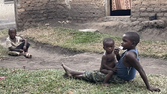 Hier ist ein Teil der Enkelkinder. 
Unser „Wilderer“ möchte, dass sie ohne Wilderei aufwachsen und zur Schule gehen können.