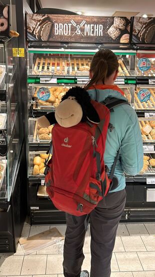 Für das Abendessen im Hotel am Flughafen werden noch schnell Brötchen geholt…
Mit dabei im Rucksack ist Tiffy das Schaf - sie möchte gerne in Uganda bleiben und hat nur ein One-Way-Ticket gebucht.