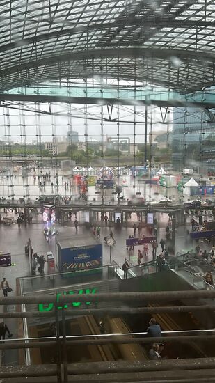 Thalia und Nicolas kommen etwas eher in Berlin an: Hauptbahnhof