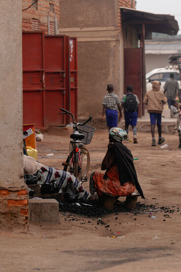 Hier wird Holzkohle in Tüten gepackt