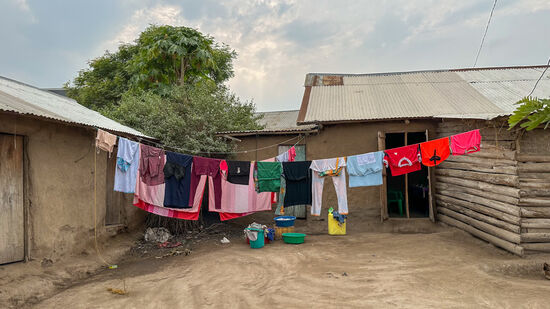 Hier besuchen wir eine Familie, deren Mutter auch Bastkörbe flechtet