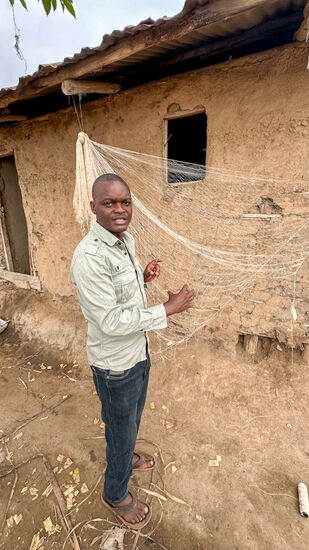 Derek zeigt uns, wie man Netze knüpft—dies ist eine reine Männerarbeit