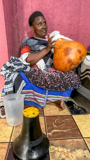 Nach einer gefühlten Ewigkeit wird die Milch durch ein Tuch gefiltert und wieder in die kleinen Holzgefäße gefüllt