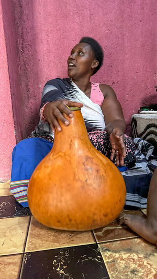 Nach Stunden werden sie in diese große Kalebasse gefüllt, es kommt noch ein Teil frische Milch, die früh morgens gemolken wurde, hinzu und dann geht die eigentliche Prozedur los: mindestens eine Stunde Schaukeln, schütteln—immer wieder prüfen, ob der Joghurt reif ist
