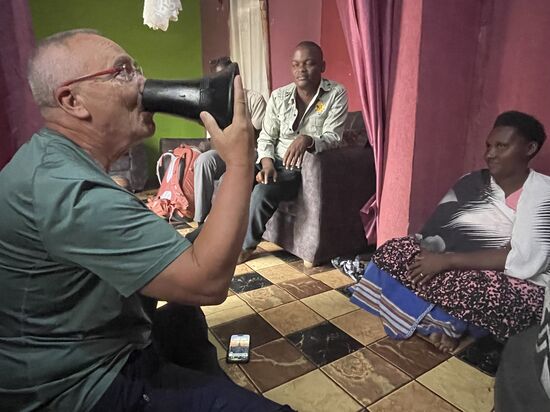 Wir dürfen probieren—schmeckt sehr lecker, frisch und leicht nach Rauch und Lemongras. Diese Arbeit ist den Frauen vorbehalten. Lediglich Kinder dürfen helfen.