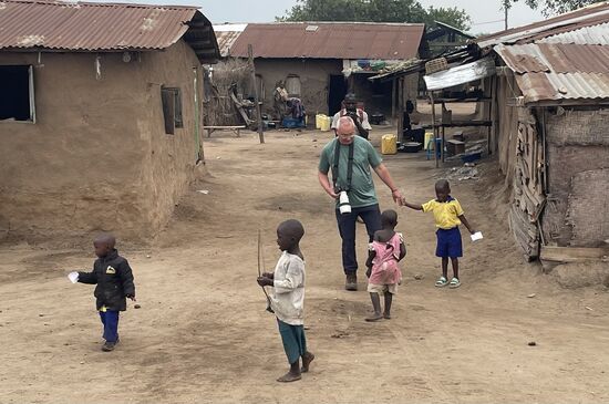 In der Hand halten sie Zettel, auf denen Geldbeträge stehen. Derek erklärt, dass dies die Summen sind, die sie noch an Schulgeld zahlen müssen. Sie müssen die Zettel aus der Schule mit nach Hause nehmen.