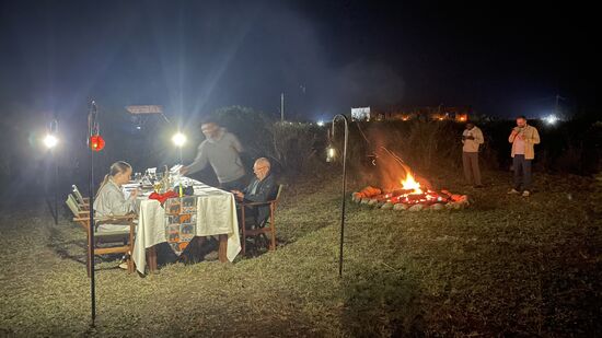 Abends gibt es das Dinner am Lagerfeuer-im Hintergrund ist wieder John 