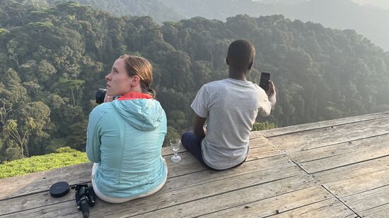 Er freut sich riesig! Für morgen Nachmittag ist ein Besuch bei seiner Familie geplant