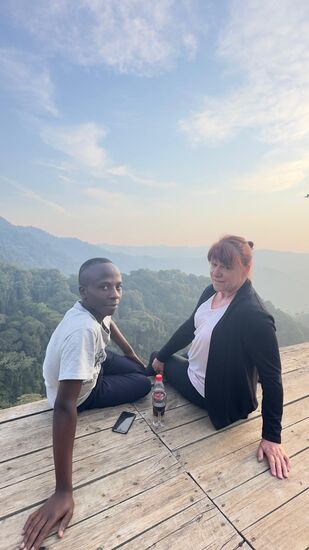 Wir haben den Jungen bei unserer ersten Uganda-Reise im Jahr 2021 kennengelernt. Damals stand er am Straßenrand und fragte ganz lieb nach etwas für die Schule—Letztes Jahr nahm eine nette Leserin meines Blogs- -Claudia-ein Mcbook und 2 IPhones (gesponsert von Anja aus Stuttgart)  mit nach Uganda—und seitdem stehen wir in Kontakt mit Kato