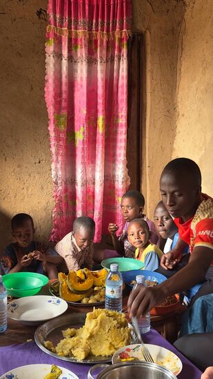 Der große Breiklops schrumpft schnell. Die kleinen Kinder bekommen einen großen Berg auf einen Teller geladen, den sie sich zu Viert auf dem Boden sitzend teilen.
Die guten Sachen, wie das gekochte Hühnchen und die Hokkaido-Kürbisse sind den Gästen, also uns vorbehalten