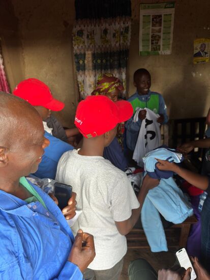 Die Käppis finden großen Anklang, genau wie Hoodies....Papa hält immer noch das Phone fest in der Hand.