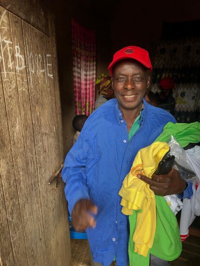 Da hat er noch eine Regenjacke und ein paar Shirts ergattert, die er grad in Sicherheit bringt...