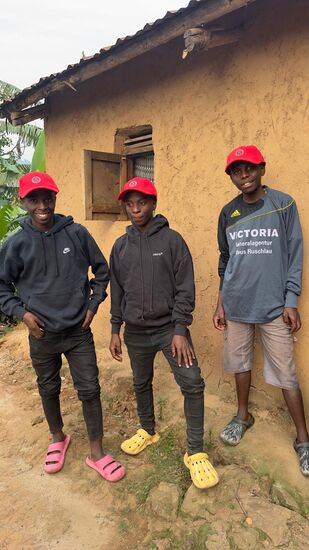 Die Jungs sind happy--die Schuhe haben sie noch nicht probiert - vielen Dank an Anja aus Stuttgart für die vielen Hoodies.